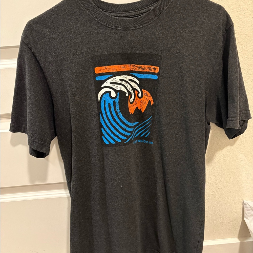 Patagonia Men's Charcoal Tee with Wave Graphic